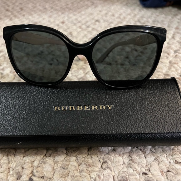 Burberry Sunglasses with case - Picture 1 of 3